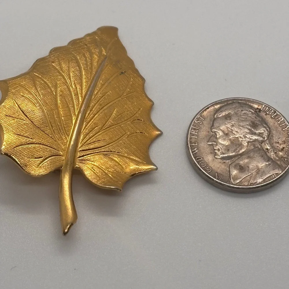 Gold‎ Tone Leaf Brooch Pin Textured Veins Elegant Autumn Nature Inspired Jewelry